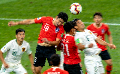 中超排行榜最新排名比赛现场球员争抢头球瞬间